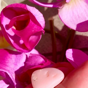 Rosa opal - Kristall: Rosa opal🌸 se mer om kristallens egenskaper på bild 2 💕
