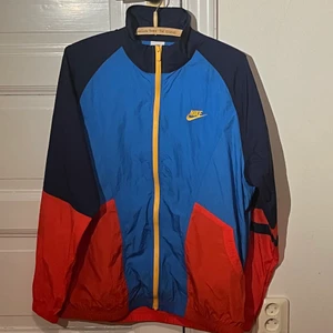NIKE windbreaker - Säljer min dundercoola nike windbreaker då jag ej använder den ! Köptes på Junkyard för ca 1000kr och har endast använt den en gång sen dess :)  ❗️ Gratis frakt på denna ❗️