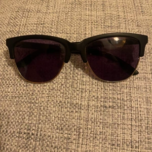 Solglasögon  - Säljer ett par solglasögon. Ena pluppen är borta men inget man märker. 