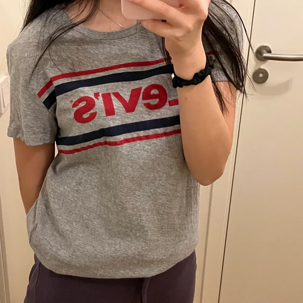 Säljer en Levis tröja💕💕 Den är i storlek M💋💋 . T-shirts.