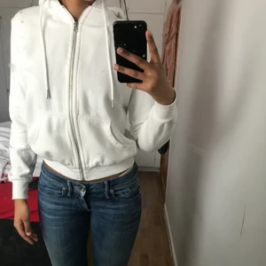 Zip hoodie - Vit zip hoodie av lite y2k stil. Storlek XS men passar mig med S. Frakt betalas av köparen