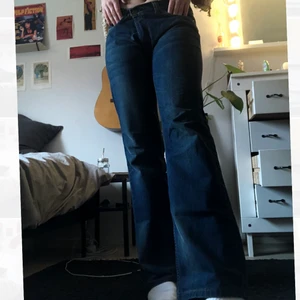 retro jeans - härliga jeans! köpa seconhand. långa i benen:)