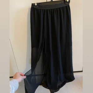 Transparant kjol - Svart, fin kjol med transparant tyg ovanpå. Köparen står för frakt. 