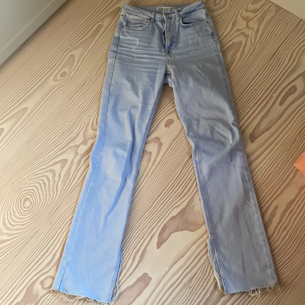 Säljer mina så snygga jeans från zara. De är långa och raka med supersnygga slitningar både fram och bak. Jag har nästan alltid 36 men dessa passar perfekt på mig, inte alls för små. Frakt 79kr. Jeans & Byxor.