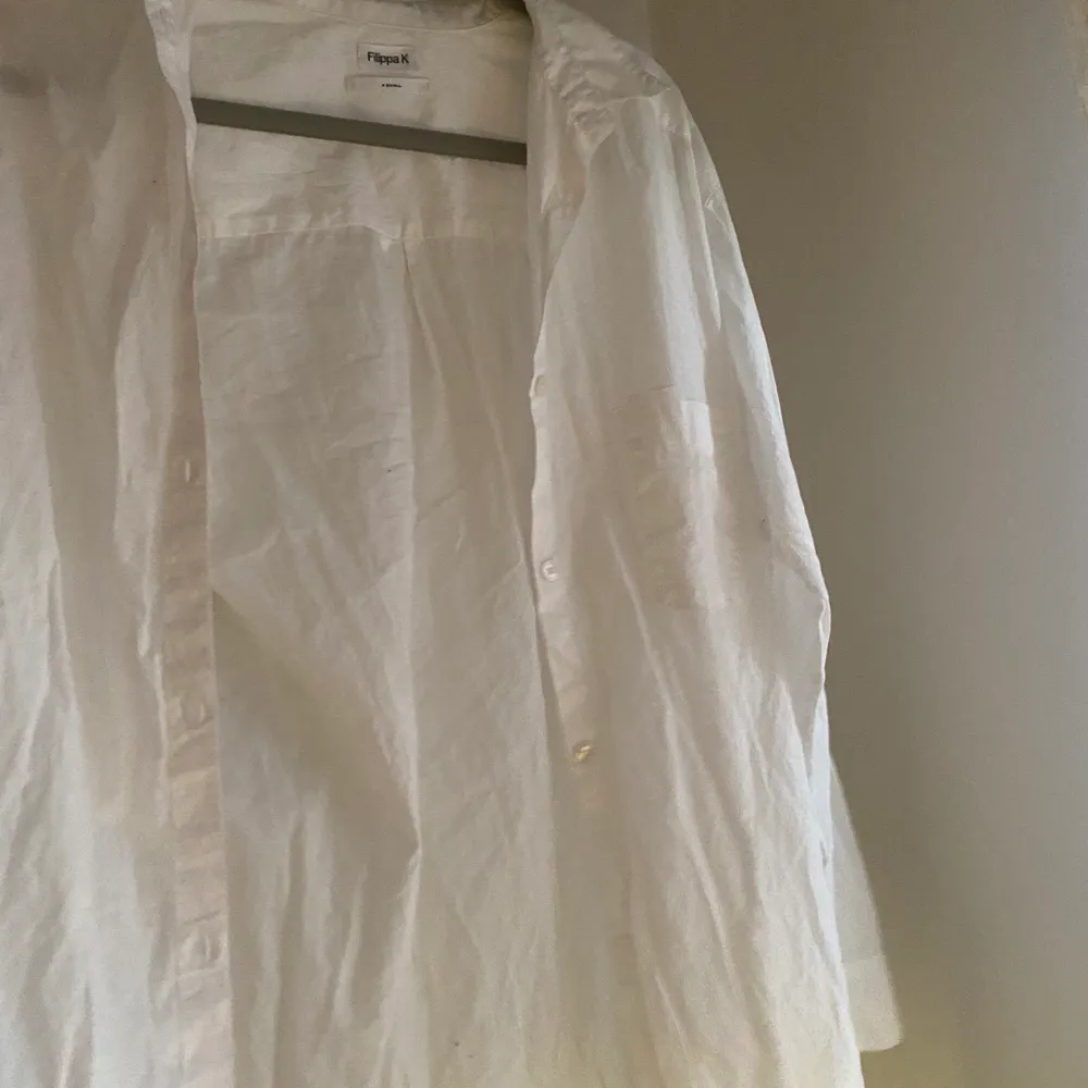 Fin vit oversized skjorta, men passat mig som S-M fast de är en XS💘 men sitter nog bäst i sin strlk XS, frakt ingår ej, bra skick bara inte strykt. Nypriset var ca 1000-800. Skjortor.