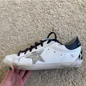 Golden goose - Säljer mina nästan nya golden goose då jag köpte fel storlek. Storlek 38. Köpta för 4299kr, köparen står för frakten. 