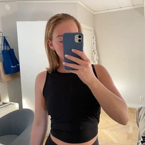 Svart träningstopp från ASOS - Säljer detta korta svarta linne från ASOS egna träningsvärken 4505. Det kommer inte till användning längre och är i gott skick. Texten i ryggen är lite sliten (se bild) men det är ju endast på insidan. Storleken är 36. Frakt tillkommer om inget annat är överenskommet 😊