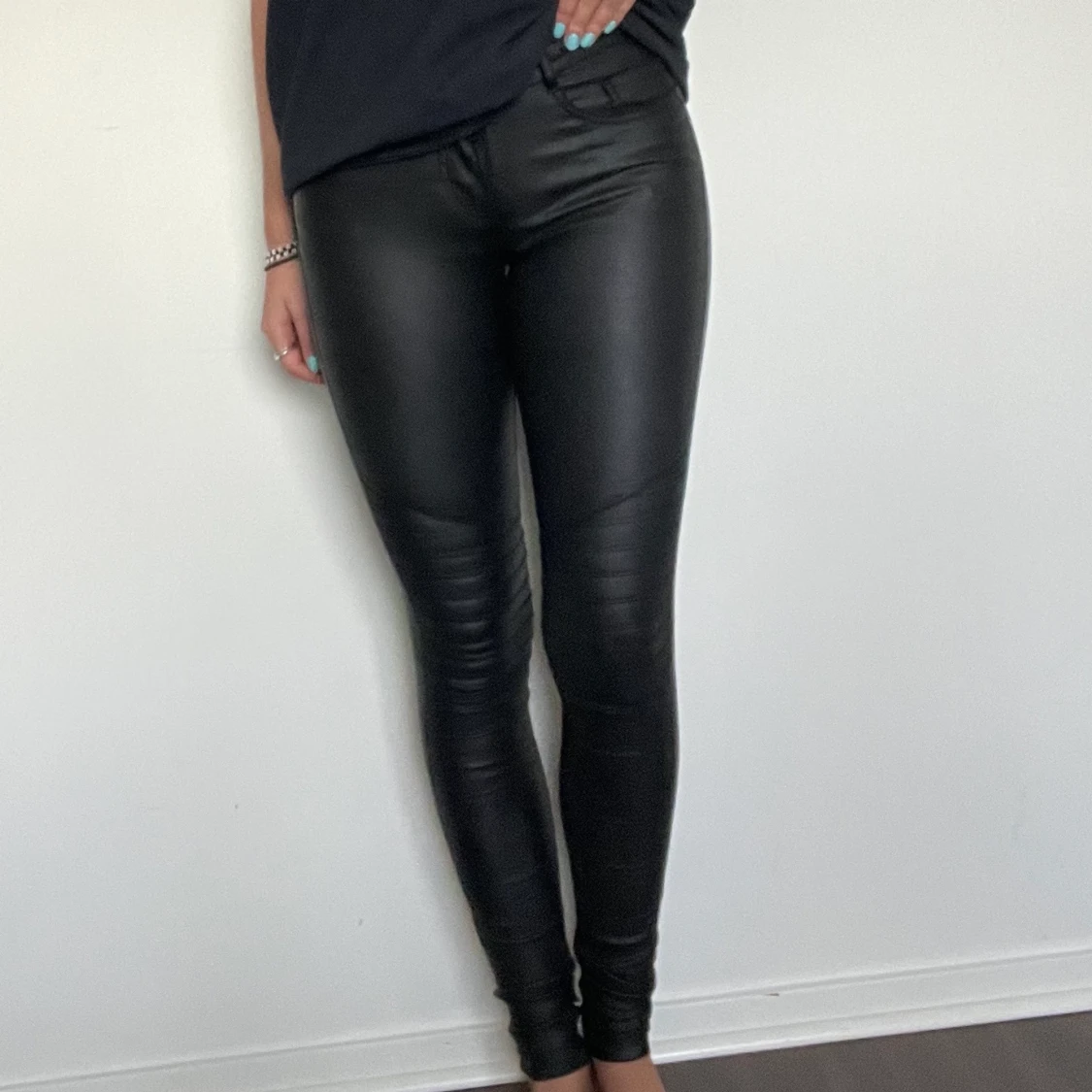 Byxor i skinn/metall material - 90