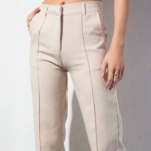 Kostymbyxor Madlady - I princip helt nya beigea kostymbyxor från madlady. Jättesnygg passform! Säljer pga för små för mig. Original pris 499kr.