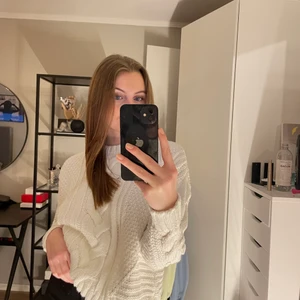 Vit stickad tröja - En vit mysig stickad tröja från HM i en liten oversized modell. Säljer på grund av att jag har alldeles för många liknande tröjor. Tröjan är i näst intill nyskick🤍