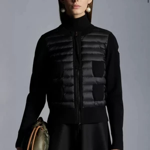 Moncler kofta/jacka - En koftjacka (?) från moncler i svart. Nypris 7265kr. Använd ett fåtal gånger! Många frågar om storleken, skulle säga att den kan va något liten… Möts upp i Stockholm eller fraktar men då står du för frakten😊