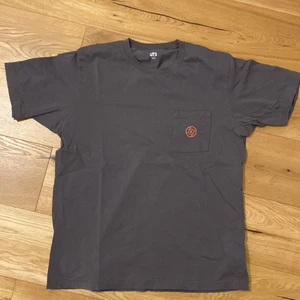 jujutsu kaisen tröja  - En mörk grå super fin och skönt material. Och har använt 1 gång men annars är i jätte bra skick. Storleken är L och den kommmet från uniqlo. Och har en ficka på framsidan. 