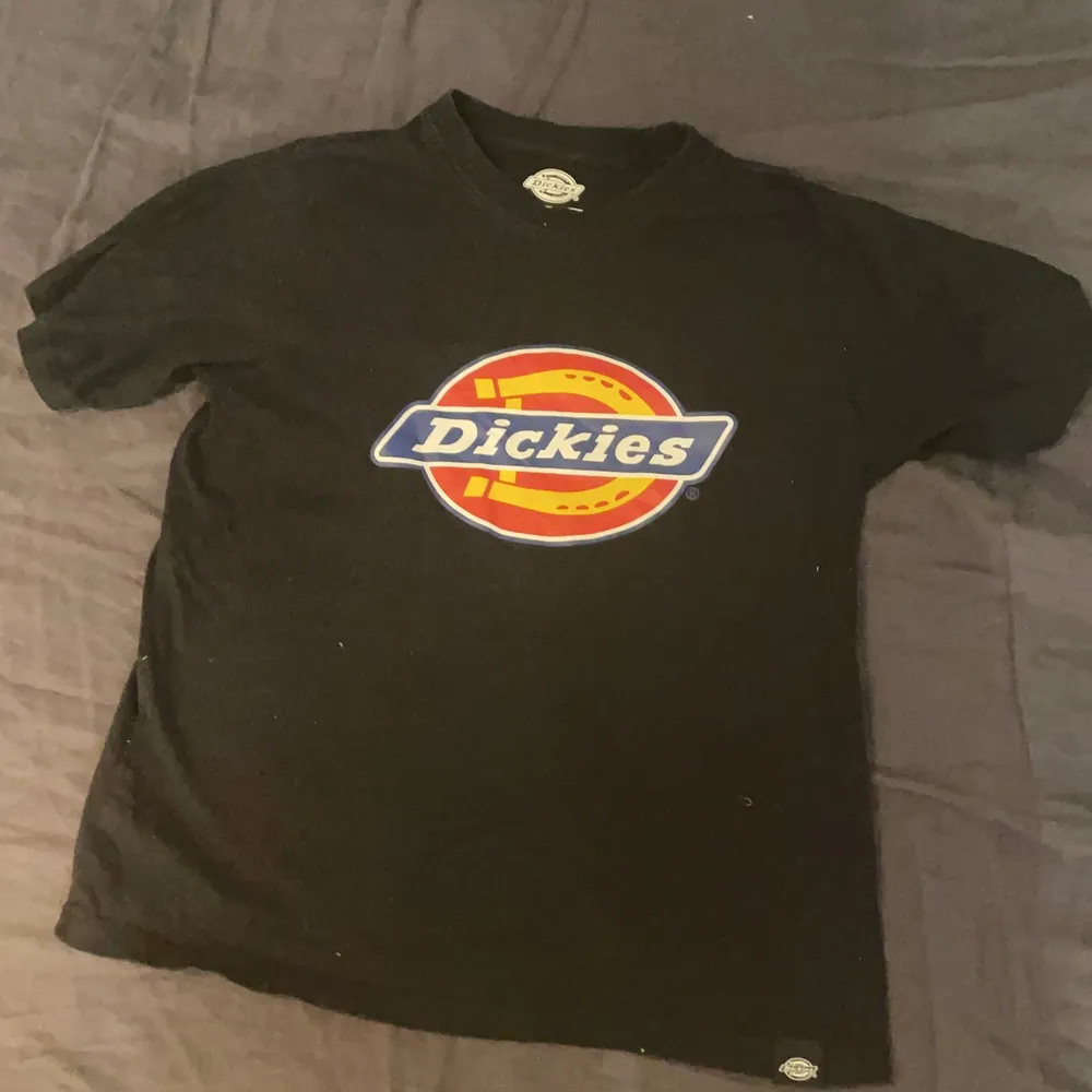 säljer denna dickies t-shirt i storlek XS. Köpte för ett år sedan och använd rätt så mkt men ftf fint skick. Köpare står för frakt . T-shirts.
