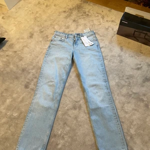 Säljer mina helt oanvända zara jeans!!!! - Ljusblåa mid-rise full length jeans stl 36 från zara med prislapp kvar. Helt oanvända då de va för små för mig som är stl 38. Insåg det dock för sent så kunde inte lämna tbx. Köp direkt för 350 kr, jag står för frakt. om det blir fler bud blir det budgivning. 