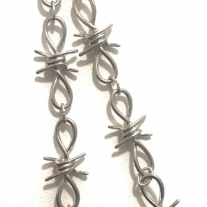 Halsband - Coolt halsband i silver. Säljer pågrund av att den tyvärr ej kommer till användning. Skicka privat för fler bilder eller frågor🤍🤍