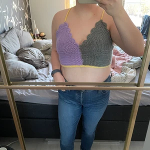 Handgjord virkat croppat linne - Handgjord med justerbara band i ryggen så man kan justera storleken. Passar XS-M