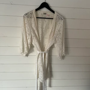 Spets morgonrock  - Jättefin vit spets morgonrock, lite använd men inte mycket!