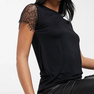 Slutsåld topp från PLT - Köpt på asos från märker PrettyLittleThings, i bra skick och väldigt stretchigt material så passar en s-m