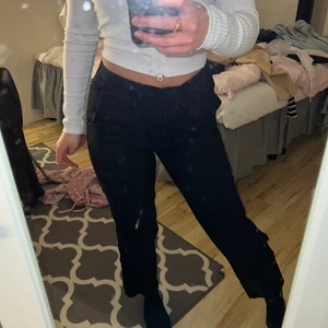 Kostymbyxor från NAKD - (Ursäkta för dem dåliga bilderna!) Super snygga kostymbyxor från NAKD, något lägre i midjan så skulle säga att dem är låg/melllan midjade! Aldrig använda💗 Storlek 36