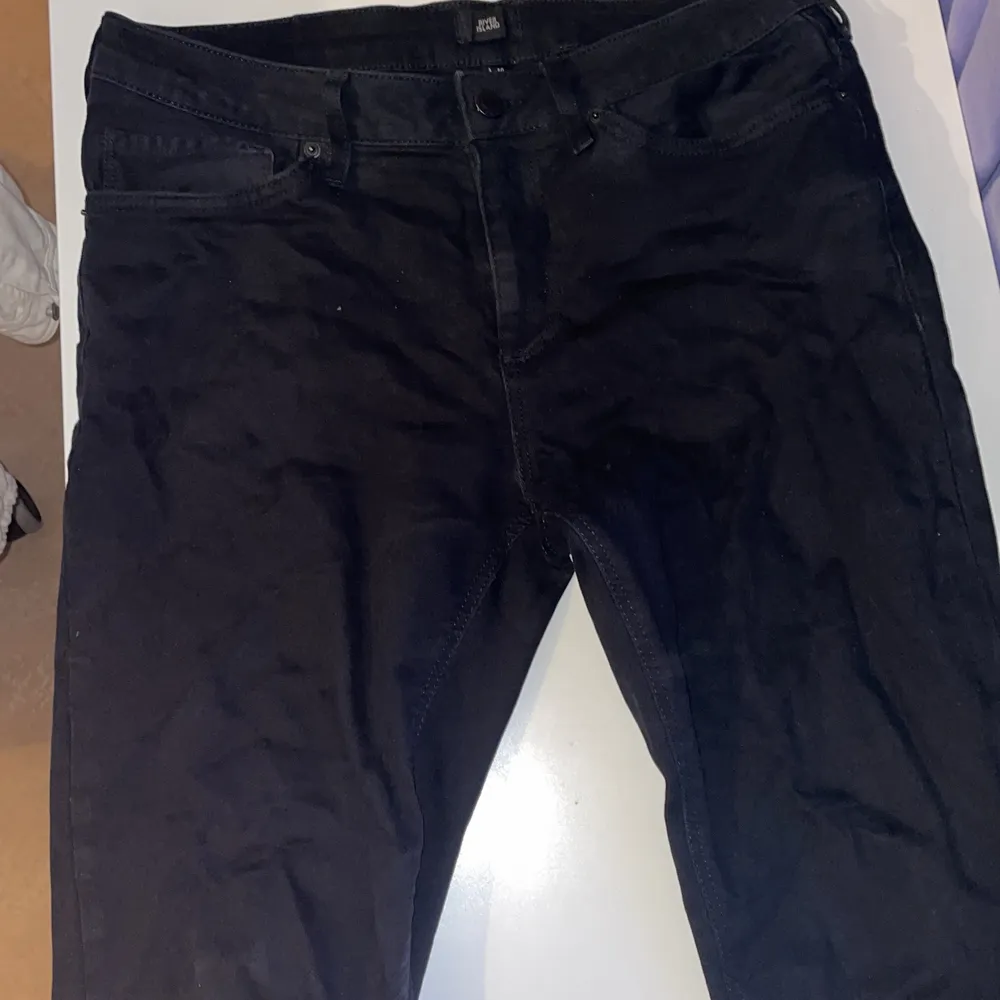 Ett par vanliga svarta jeans från river island. 30x32. Bra skick och inga skador.. Jeans & Byxor.