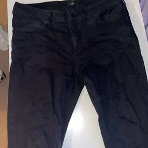 Svarta jeans - Ett par vanliga svarta jeans från river island. 30x32. Bra skick och inga skador.