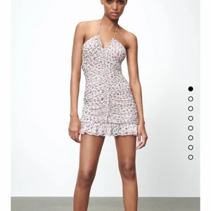 Zara klänning - Säljer nu denna i xs slutsålda klänningen från zara💗💗 hör av er vid frågor