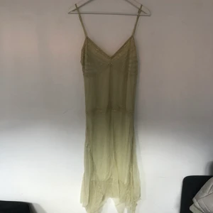 Klänning - Världens finaste klänning i tunt draperat material med mesh och pärldetaljer. 