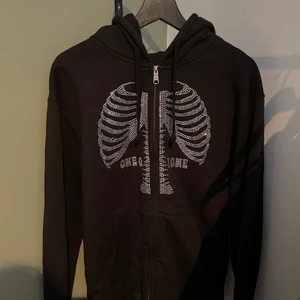 One of one hoodie  - One of one zip hoodie! Använd en gång. Storlek L men funkar för nån som har medium också