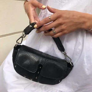 Unlimitbag Ellery - Superfin väska från unlimitbags i modellen Ellery black snake som inte längre går att köpa. Använd men i bra skick. Nypris 1400 och säljer för 700 kr. Tveka inte att höra av dig om du undrar något💗💗