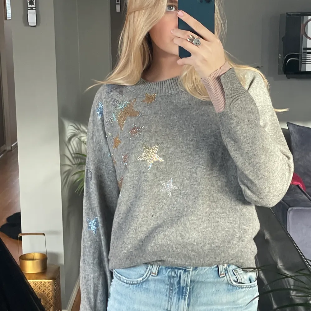 Stickad tröja från Zadig med stjärnor i flera färger, 100% Cashmere. Tröjan inte använd!✨⭐️👼 Köpt för 1 000kr . Stickat.