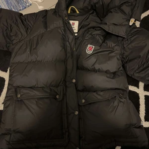 Fjälräven storlek S - Tjenare! Säljer nu min syster fjällräven jacka då hon tröttnat på den🤪 väldigt bra skick inga hål eller nått liknade, priset går för 4000 tusen men kan gå ner lite i pris för snabb affär💞