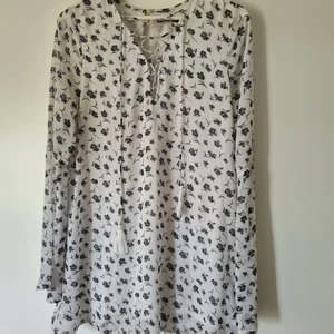 Blommig klänning  - Blommig vit klänning från Bikbok, storlek M