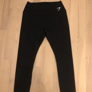 Gymshark tights - Säljer dessa svarta Gymshark tights i storlek M då dem inte passar mig. Endast använda ett fåtal gånger och i mycket fint skick. Jag kan mötas upp i Malmö eller Lund men jag kan också skicka, då står dock köparen för frakten. Skriv om ni undrar något!💕