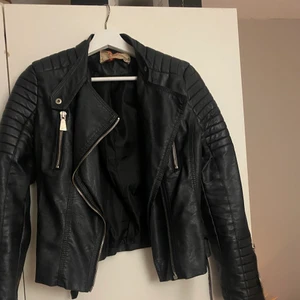 Skinnjacka!!!  - Säljer den berömda skinnjackan från chiquelle pga blivit för liten för mig! Storlek; S 💙💙💙💙