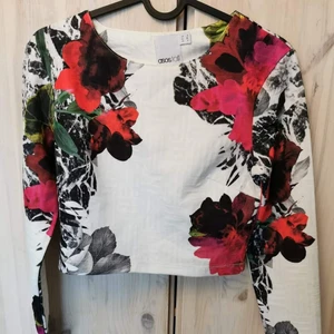 Croppad tröja - Croppad blommig tröja från asos strl 36