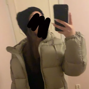 Grön jacka - Intressekoll på denna jacka från hm, nyskick 