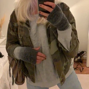 Militärjacka - Super fin militär jacka som passar super bra till våren, den är i barnstolek från zara. Men sitter bra med en tunn tröja under