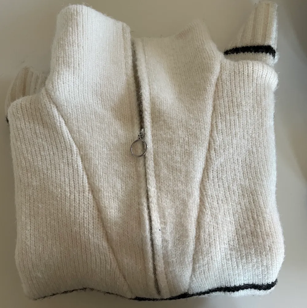 Jättefin och varm stickad tröja med half zip från bershka. Säljer eftersom att den inte kommer till användning Slutsåld i denna storleken🤩. Tröjor & Koftor.