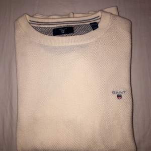 Gant Sweater, Unisex barn storlek 158/164 (13-14y). Färgen är krämvit, inga fläckar jättefint skick. 