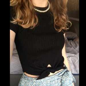 Svart crop top - En söt svart ribbad crop top men en knut på framsidan. Perfekt på sommaren. Använd 2-3 gånger. Storlek XS men passar mig som har S. Köparn står för frakt. 