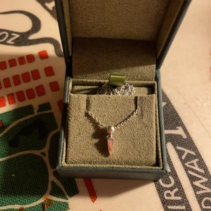 Maria Nilsdotter halsband - Säljer mitt fina Maria Nilsdotter halsband i modellen ”tiny poison arrow”, inköpt våren 2020  och är i mycket bra skick. Halsbandet är väldigt stilrent och tidlöst och kan användas till vilken outfit som helst, och passar bra till alla smycken. Längden på kedjan är 50cm. Nypris var 1600.