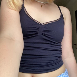 Mörkblått linne - Spets runt kragen, linnet är längre men jag har ”korvat upp” den. Insytt lite mellan brösten vilket framhäver dem! 