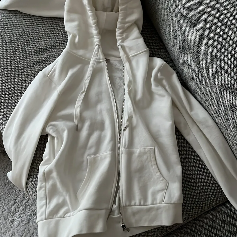 Säljer denna vita zip hoodie! I storlek S. Tröjor & Koftor.
