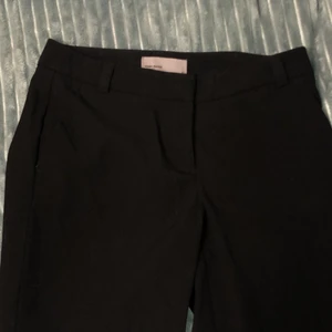 Svarta kostymbyxor stl 34 - Hel svarta kostymbyxor med fickor. 