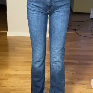 Säljer dessa snygga flared jeans från zara med en slits på sidan i storlek 34💞Dem är lite långa i storleken för mig som är 160 som ni ser på bilden men funkar ändå med skor mm. 