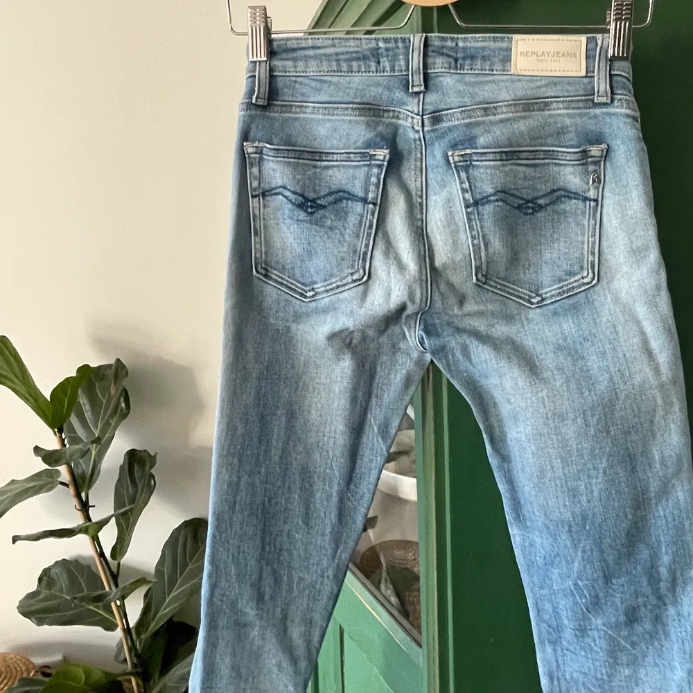 Skinny straight jeans från Replay, bra kvalitet. Tyvärr för små för mig. Midjan är medelhög😊. Jeans & Byxor.