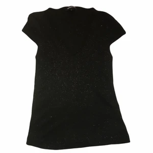Svart glittrig T-shirt  - Mycke bra skick i den står de att den är i storlek L men. Den passar mig bra och jag har vanligtvis s väldigt stretchigt material (frakt 45kr)