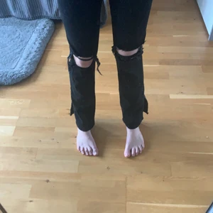 Zara jeans - Säljer dem pga att dem är för stora och inte min stil. Andvända en gång så dem är i bra skick. Köparen står för frakt. Dem är slut i zara butikerna. Dem är 38 men passar 36.