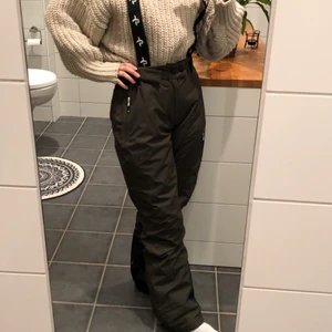 Täckbyxor snowboardbyxor skidbyxor  - Aldrig använda mörkgröna täckbyxor/snowboardbyxor från märket Cross sportswear! Sjukt snygga och riktigt varma 🤓 nypris 800 kr. 