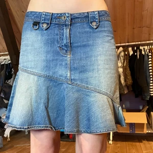 Jeanskjol - Söt jeanskjol med fina detaljer, står strlk 6 skulle säga den är rtp S?